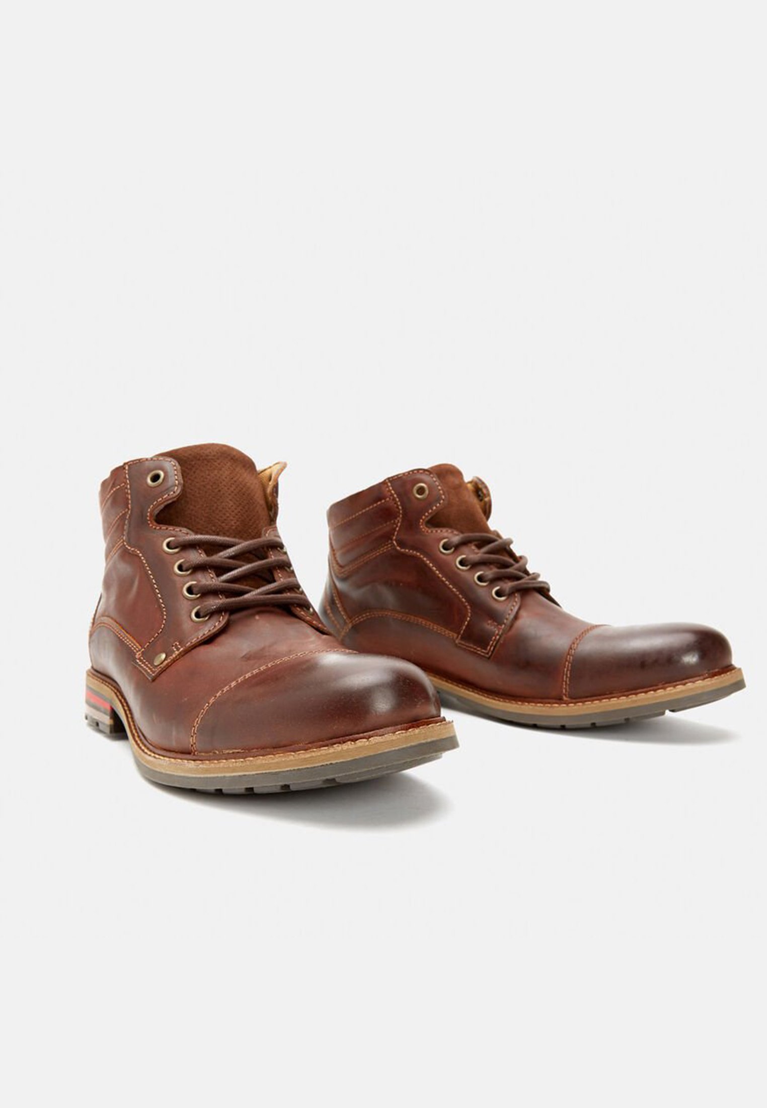 bata stivaletti stringati