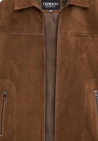 Bruine suède jas met een rits aan de voorkant, twee zijzakken met rits en een borstzak, voorzien van een kraag en een gladde textuur.