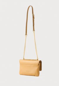 Tamn kožni crossbody torba s prednjim poklopcem, zlatnom lančanom naramenicom, prilagodljivom kožnom naramenicom i utisnutim logom leptira.