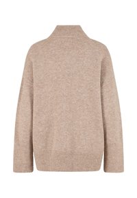 Világos bézs pulóver magas gallérral, ejtett vállakkal és bordázott aljjal. Puha textúra finom márványos mintával.