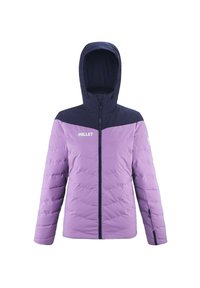 Lila isolierte Jacke mit kontrastierendem dunkelblauen Kapuzen- und Schulterbereich, Reißverschluss vorne, strukturierten Einsätzen und einem Logo auf der Brust.