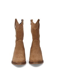 Par de botas vaqueras de ante marrón hasta la mitad de la pantorrilla, con costuras decorativas y tiradores, mostradas de frente sobre un fondo blanco.