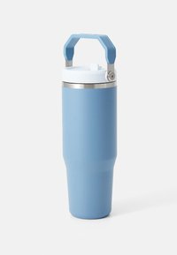 Taza de viaje térmica en azul claro con acabado mate, banda de acero inoxidable, tapa blanca y un asa texturizada para un transporte fácil.