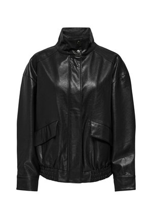 Fekete műbőr dzseki magas gallérral, gombos záródással, elülső fedett zsebekkel, valamint elasztikus szegéllyel és mandzsettával, fehér háttéren bemutatva.