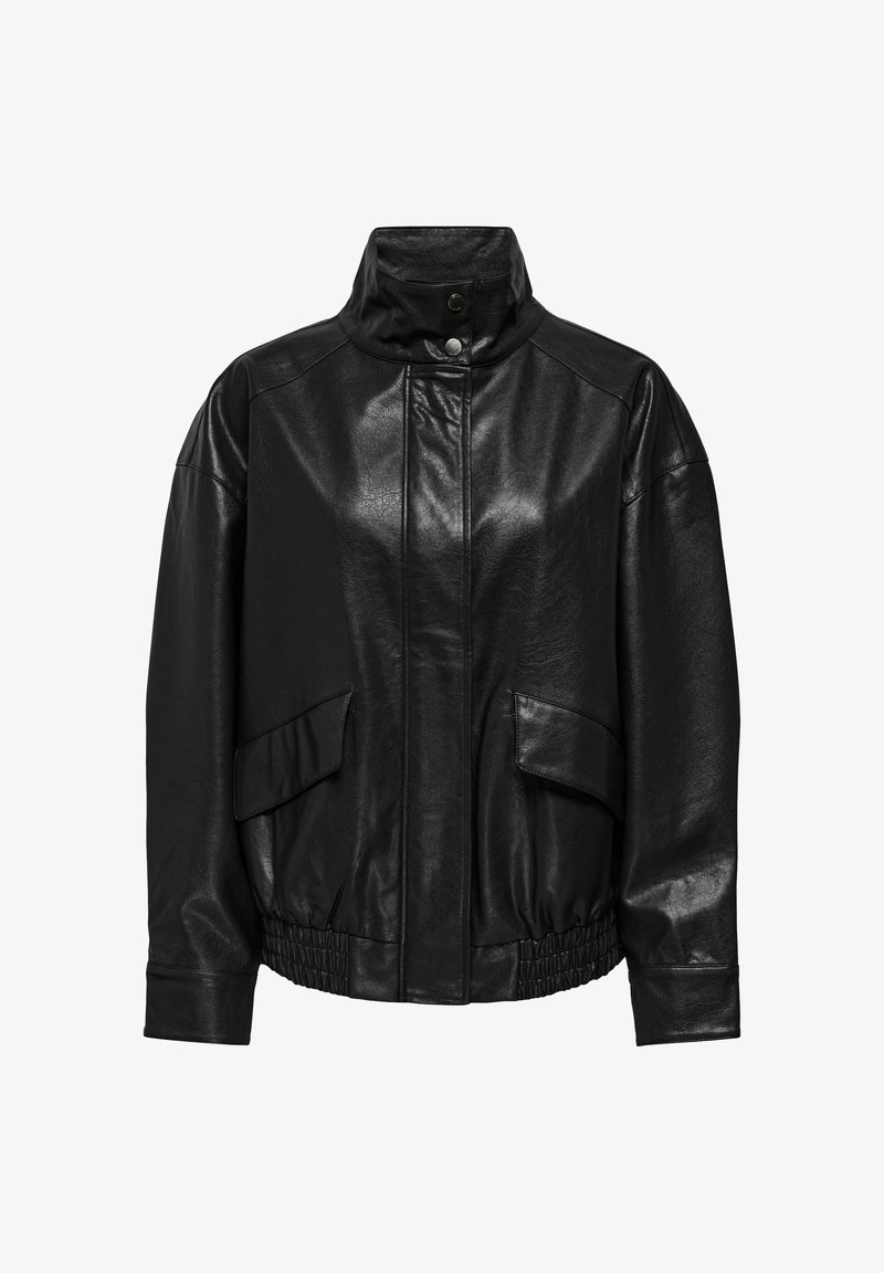 Veste en similicuir noir avec col montant, fermeture à boutons, poches à rabat à l'avant, et ourlet et poignets élastiqués, présentée sur fond blanc.