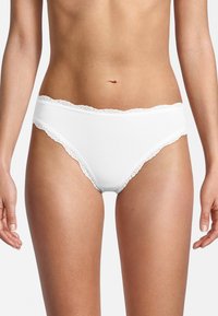 Mutandine hipster bianche con dettagli in pizzo, caratterizzate da una texture a coste, un fit a vita bassa e un design senza cuciture.