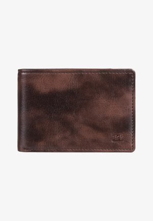 Portafoglio in pelle marrone con finitura testurizzata, design bi-fold, caratterizzato da toni a contrasto sottili e un piccolo logo in rilievo in basso a destra.