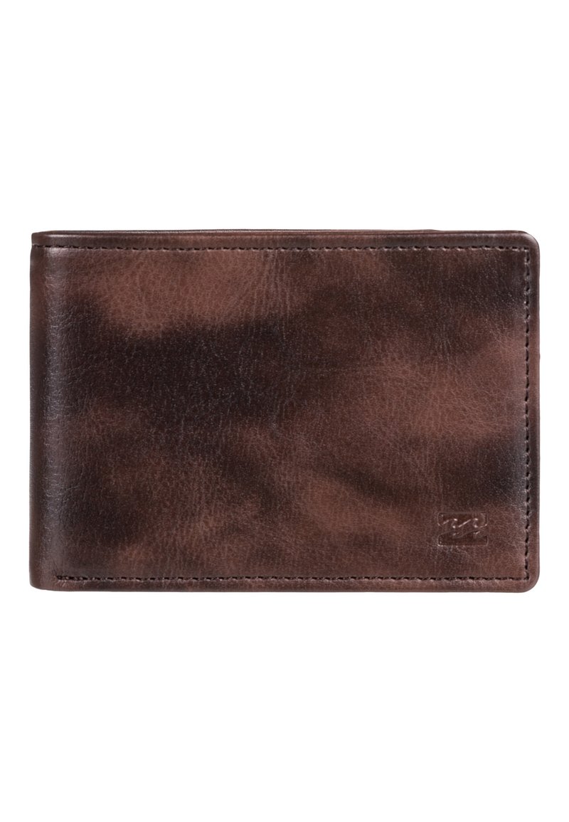 Portafoglio in pelle marrone con finitura testurizzata, design bi-fold, caratterizzato da toni a contrasto sottili e un piccolo logo in rilievo in basso a destra.