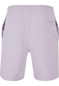Syrlige bomullsshorts med elastisk midjebånd, to sidelommer og en baklomme. Jevn tekstur med enkelt design.
