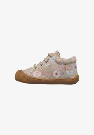 Sneaker beige in camoscio con suola in gomma marrone e motivi floreali e farfalle rosa, bianchi e blu, allacciata, vista laterale.