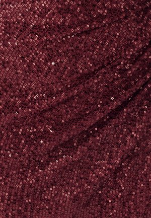 Tessuto bordeaux con paillettes dalla superficie strutturata; le paillettes sono densamente disposte, riflettendo la luce e creando un effetto scintillante.