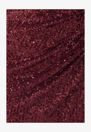 Tissu bordeaux à sequins avec une surface texturée ; les sequins sont disposés de manière dense, reflétant la lumière et créant un effet scintillant.