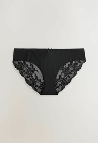 Zwarte slipjes met een gladde voorkant en ingewikkelde zwarte kanten details aan de achterkant, met een bloemenpatroon en een klein lintaccent.