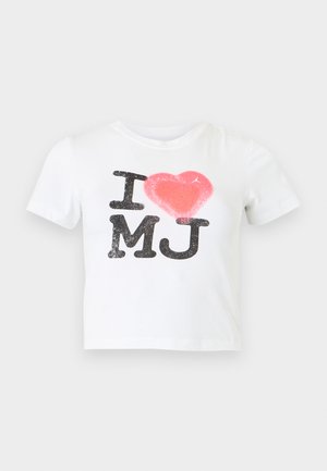 Λευκό πουκάμισο με κοντό μανίκι με τα μαύρα γράμματα «I» και «MJ» και μια κόκκινη καρδιά ανάμεσά τους στο μπροστινό μέρος.