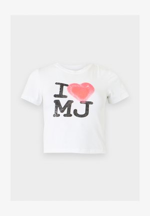 Chemise blanche à manches courtes avec les lettres noires "I" et "MJ" et un cœur rouge entre elles sur le devant.