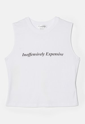 Bílý bezrukávový crop top s nápisem "Inoffensively Expensive" v černé barvě, vyrobený z měkké bavlny s hladkou texturou.