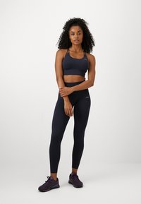 ICANIWILL DEFINE SEAMLESS BRA - Sujetadores deportivos con sujeción ligera - navy