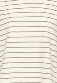 Tissu blanc avec des fines rayures horizontales grises espacées régulièrement, motif tricoté texturé.