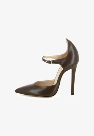 Décolleté marrone in pelle con punta a punta, tacco alto sottile e cinturino alla caviglia. Presenta una texture liscia e un design minimalista.