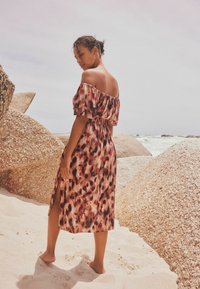 Next OFF SHOULDER - REGULAR FIT - Denní šaty - animal