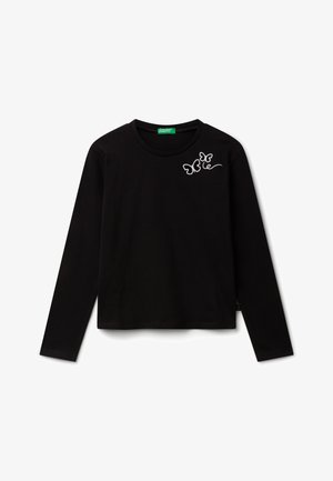 Schwarzes Langarmshirt mit Rundhalsausschnitt und weißem besticktem Schmetterlingsdesign auf der oberen linken Brust.