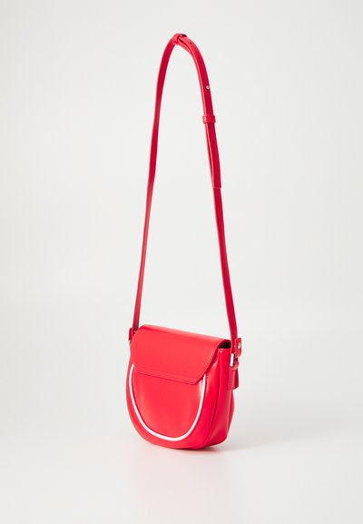 Röd läder crossbody-väska med en böjd design, justerbar rem och en glansig finish. Har en klaffstängning och vita detaljer.