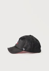 Μαύρο καπέλο με σατινέ φινίρισμα, με κεντημένα σχέδια και κυρτή γείσο. Λογότυπο στο πλάι σε λευκό, λεπτομέρεια κόκκινης καρδιάς στο μπροστινό μέρος.