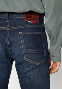 Tommy Hilfiger SLIM BLEECKER OLAVI - Calças de ganga de perna direita - olavi indigo