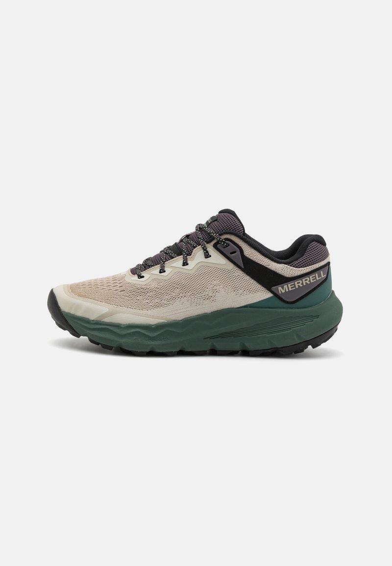 Lättviktig trailsko i beige och grönt, med en ovandel av mesh, svarta accenter, tjock dämpad sula och en texturerad svart sula för grepp.