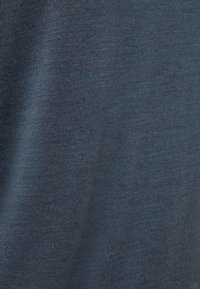 Donkerblauwe T-shirt van zacht, gestructureerd stof, met een gladde oppervlakte en subtiele kleurvariaties zonder patronen of versieringen.