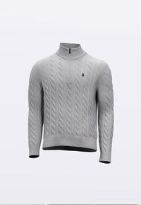 Grijze kabelgebreide trui met hoge kraag en halve ritssluiting, voorzien van geribbelde manchetten en zoom, en een klein marineblauw logo op de borst.