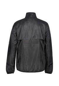 Zwarte lichtgewicht jas met een gladde textuur, hoge kraag en elastische onderrand. Bevat een schoudernaadontwerp over de bovenrug.