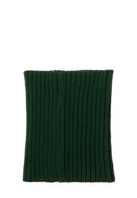 Zielony dziergany komin o prążkowanej fakturze, prostokątnym kształcie, grubej przędzy i równomiernych pionowych liniach na całej tkaninie.