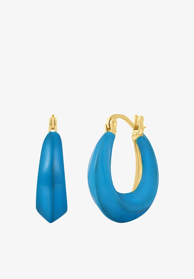 Pendientes de aro de plástico azul con un acabado brillante, que presentan un cierre en tono dorado y un diseño curvado y liso. Un pendiente tiene forma puntiaguda.