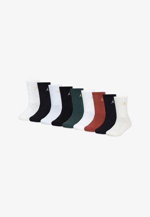 Ensemble de neuf paires de chaussettes de sport en blanc, noir, vert et rouge. Chaque chaussette présente une texture côtelée et un logo brodé en or.