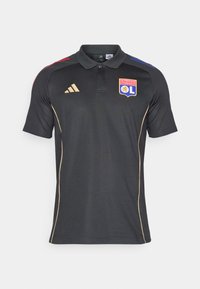 Zwarte polo gemaakt van textiel met textuur, met een kraag, gouden accenten en kleurstrepen in het rood en blauw op de schouders. Bevat een logo.