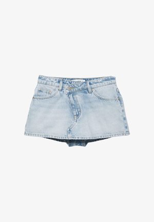 Svetlomodrá rifľová minisukňa s prednými gombíkmi a zipsom, prednými vreckami a slučkami na opasok, zobrazená na bielom pozadí.