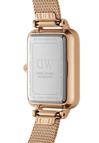 Orologio in acciaio inossidabile color oro rosa con retro in acciaio inossidabile, cinturino a maglia e dettagli incisi. Impermeabile fino a 3 ATM.