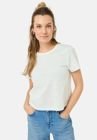 Kortærmet, lyseblå og hvidstribet t-shirt lavet af blødt stof, med rund hals og en afslappet pasform, parret med blå jeans.