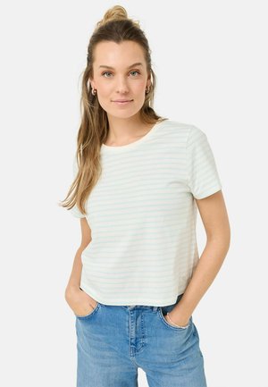 Kortærmet, lyseblå og hvidstribet t-shirt lavet af blødt stof, med rund hals og en afslappet pasform, parret med blå jeans.