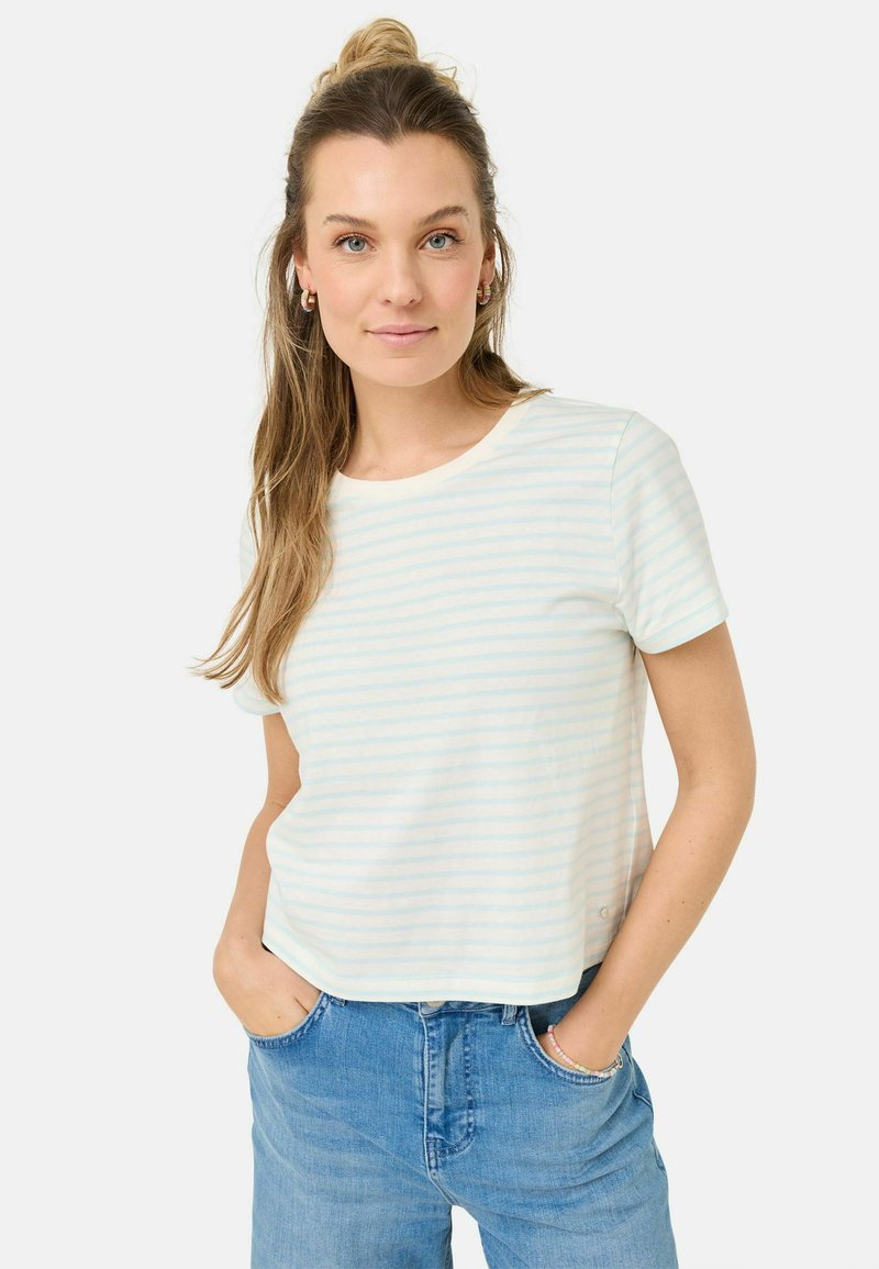 Kortærmet, lyseblå og hvidstribet t-shirt lavet af blødt stof, med rund hals og en afslappet pasform, parret med blå jeans.