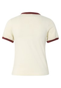 T-shirt crème à manches courtes avec bordure bordeaux au niveau du col et des manches, vu de dos sur fond blanc.