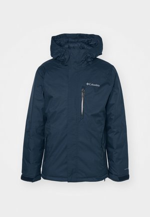 Marineblå Columbia-jakke med hætte, lynlås på brystet og sidelommer, og et struktureret stof; vandtæt design til udendørs brug.