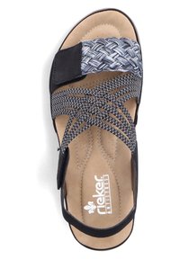 Zwarte sandaal met precies geweven textielband met grijze en witte accenten, verstelbare sluiting en gevoerde binnenzool. Platte zool.