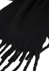 Sciarpa nera in lana con bordi sfrangiati, trama morbida e colore uniforme. Il tessuto appare spesso con una finitura liscia.