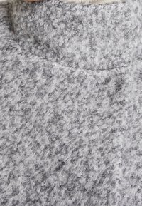 Grau-weißer strukturierter Pullover mit hohem Kragen, aus weichem Garn gefertigt, mit einer dezent gemusterten Oberfläche und sauberen Nähdetails.