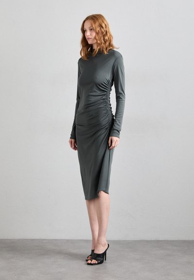 Langärmliges, figurbetontes Kleid in Dunkelgrau mit seitlichem Raffung und Midi-Länge. Glattes, elastisches Material mit hohem Kragen.