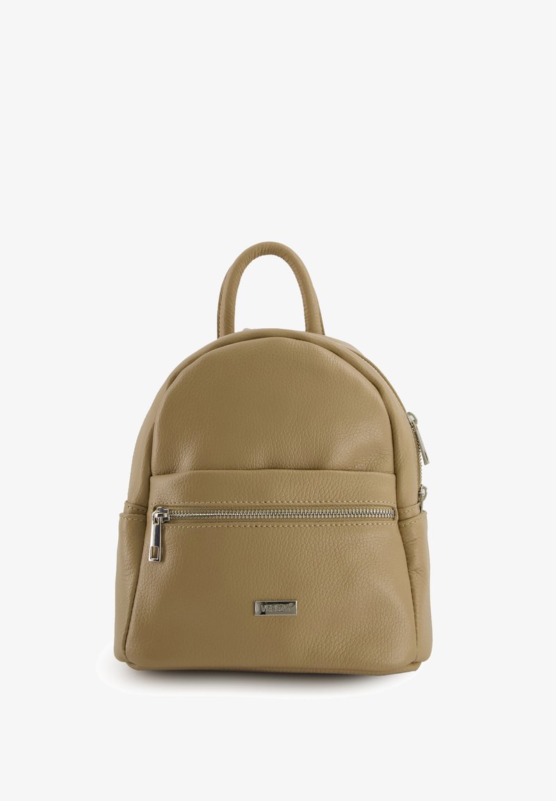 Tan læder rygsæk med rund form, frontlomme med lynlås og bærehåndtag. Har tekstureret materiale og sølvfarvede hardware-detajler.