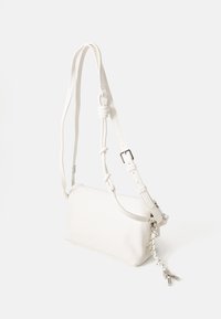 Borsa a spalla in pelle bianca con forma rettangolare, tracolla regolabile e dettagli intrecciati. Presenta hardware metallico e una chiusura decorativa.