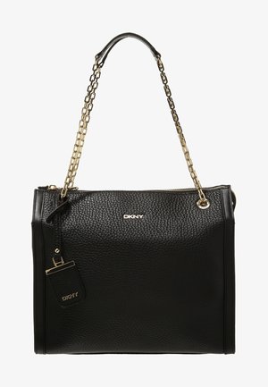 Bolso de cuero negro texturizado de DKNY con correas de cadena dorada y cierre de cremallera, que presenta una pequeña etiqueta a juego colgando del lado.